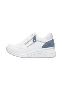 Baskets blanches avec un mesh texturé et des accents en cuir lisse. Présentent une fermeture éclair sur le côté, un détail de panneau bleu, une semelle blanche épaisse et un bout rond.
