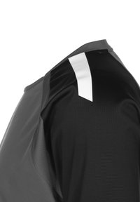 Kurzarm-Sportshirt mit schwarzem Körper, grauen Ärmeln und einem weißen diagonalen Akzent auf der Schulter, aus leichtem Stoff gefertigt.