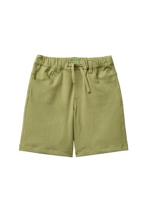 Pantalones cortos hasta la rodilla de color verde oliva claro con cintura elástica, cordón ajustable, bolsillos delanteros y un logo sutil en el bolsillo derecho.