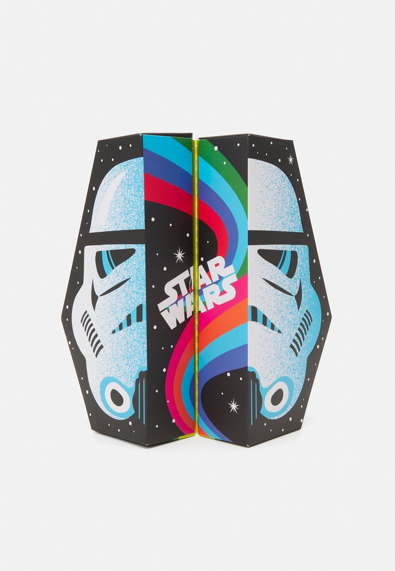 Star-Wars-inspiriertes sechseckiges Verpackungsdesign mit blau-weißen Sturmtruppen-Motiven, mehrfarbigen Streifen und einem sternenübersäten schwarzen Hintergrund.