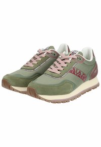 Zielone trampki wykonane z zamszu i siateczki, z różowymi sznurówkami, kontrastowym paskiem z logo oraz gumową podeszwą; posiadają wyściełany kołnierz i język.