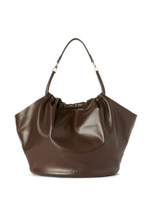 Sac fourre-tout en cuir marron avec un design froncé, texture douce et poignées courtes. Équipé de peu de quincaillerie et d'un subtil détail de logo à la base.