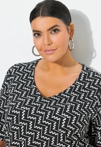 Ulla Popken ZIGZAG SHORT SLEEVE V-NECK  - Camiseta estampada - black