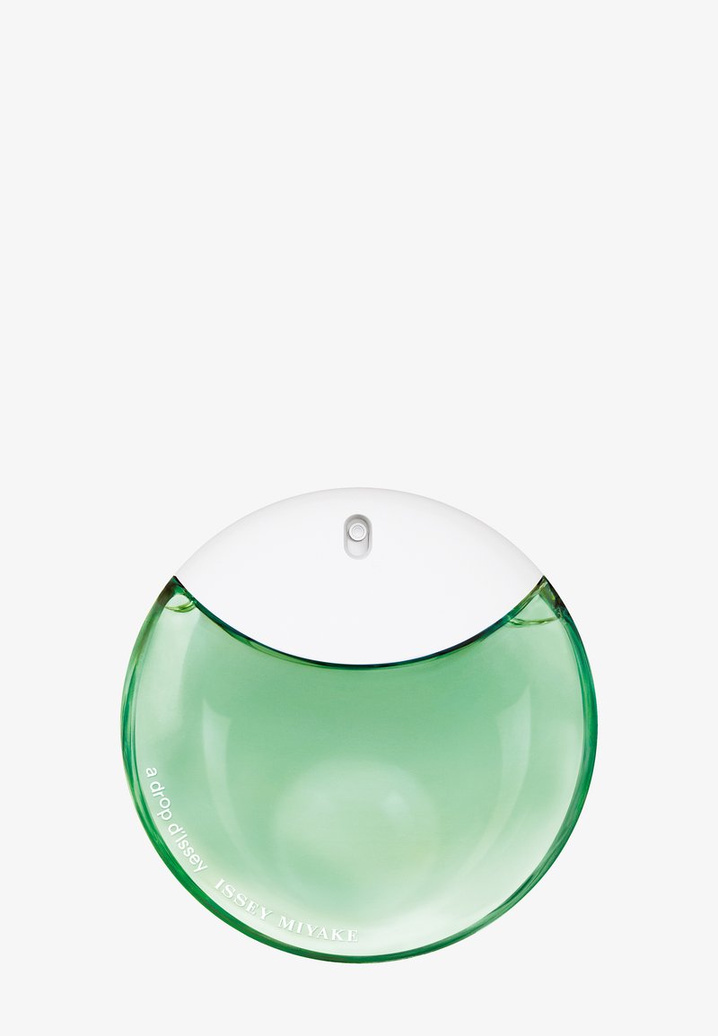 Zielona szklana butelka perfum o zaokrąglonym kształcie, z białą nakrętką i srebrnym akcentem. Etykieta wyryta u podstawy głosi "a drop d'Issey Issey Miyake."