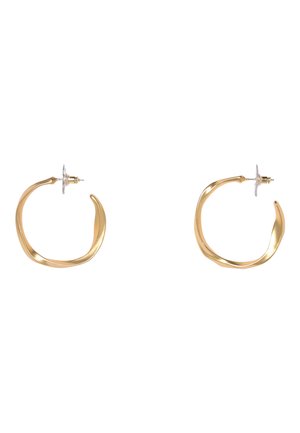 Orecchini in metallo color oro a forma di cerchi attorcigliati con una finitura liscia e retro in plastica trasparente per un indossamento sicuro.