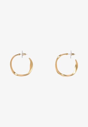 Orecchini in metallo color oro a forma di cerchi attorcigliati con una finitura liscia e retro in plastica trasparente per un indossamento sicuro.