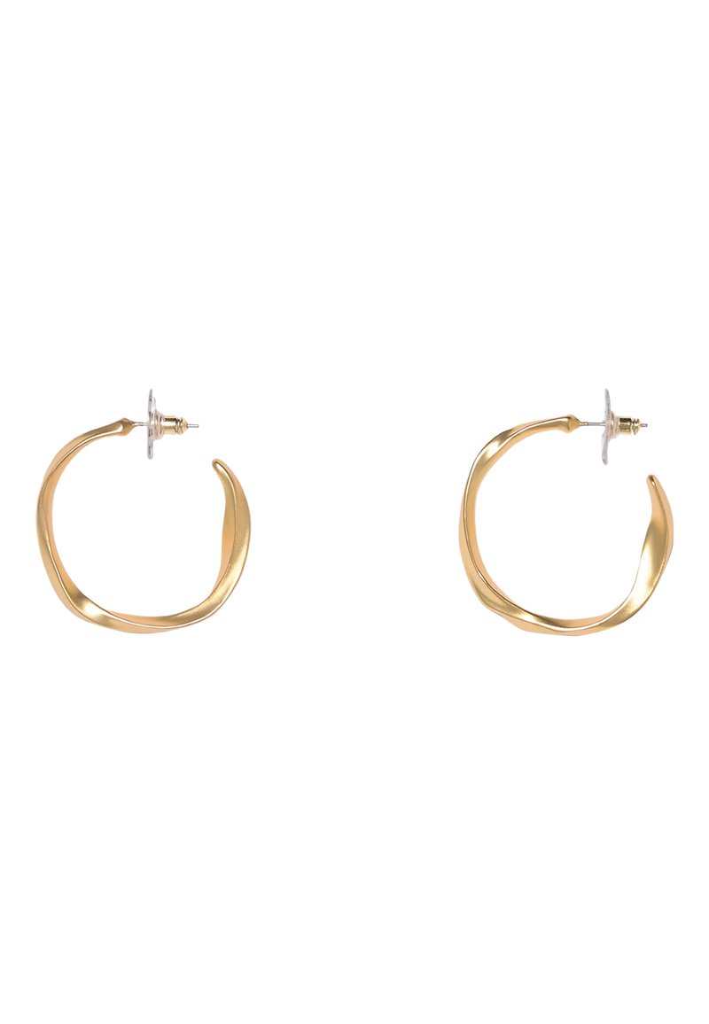 Auksinės spalvos metalinės auskarai, formos kaip suvynioti žiedai su lygiu paviršiumi ir permatomu plastiko pagrindu, užtikrinančiu saugų nešiojimą.