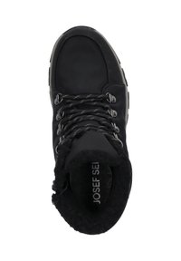 Bota deportiva negra con parte superior texturizada, cordones gruesos y un cuello forrado con piel sintética. Cuenta con una suela resistente y una plantilla con marca.