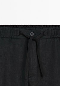 Zwarte linnen broek met een tailleband met trekkoord, voorzien van een enkele knoopsluiting en een gestructureerde stof. Eenvoudig ontwerp zonder zakken.