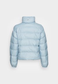 Doudoune bleu clair avec un col montant et des poignets élastiques, vue de dos sur un fond uni.