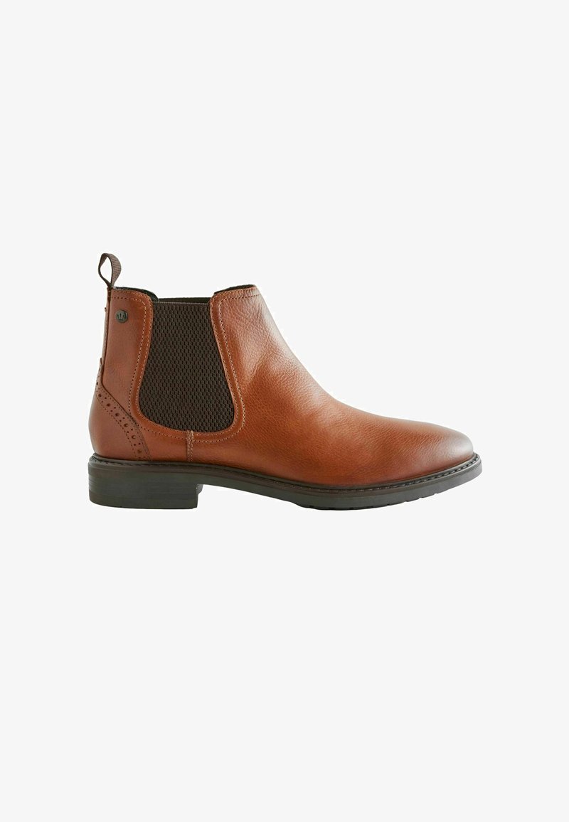Bottines Chelsea en cuir marron avec panneaux latéraux en élastique, surface texturée et une languette. Talon bas avec une semelle en caoutchouc noire.