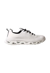 Chaussure de sport blanche en maille avec des lacets noirs, une doublure intérieure noire et une semelle ventilée épaisse avec des découpes géométriques.