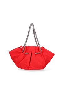 Borsa a tracolla in tessuto rosso con design a plissettatura, catene d'argento e due tasche con zip sul frontale. Texture morbida e ampia apertura.