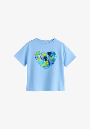 Svetlomodré tričko s krátkym rukávom s viacfarebným flitrovým dizajnom srdca v odtieňoch modrej, zelenej a žltej na hrudi.