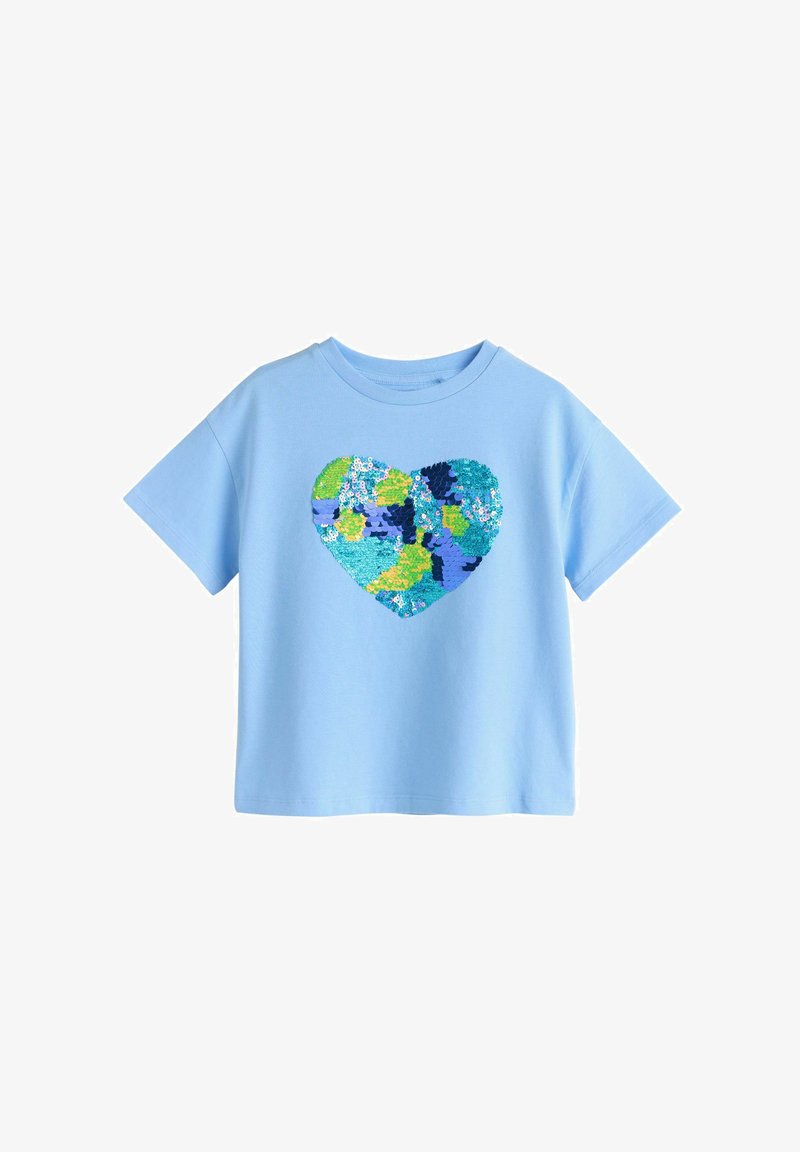 Világoskék, rövid ujjú póló, amelyen a mellkason egy sokszínű, kék, zöld és sárga árnyalataiban játszó flitteres szívmintázat található.