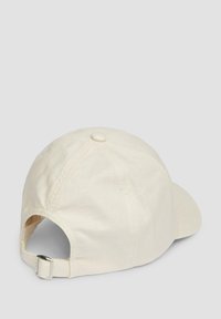Crème kleurige baseballcap met een ronde kroon, gestikte accenten en een verstelbare metalen gesp aan de achterkant. Gladde textuur.
