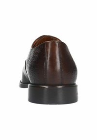 Bruine leren schoenen met een textuur van krokodillenpatroon, ronde neus en lage gestapelde hak. De achterkant toont een gladde afwerking en strakke lijnen.