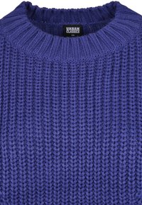 Sweter dziany w głębokim odcieniu fioletu, z prążkowanym, okrągłym dekoltem i teksturowanym ściegiem. Metka z napisem "Urban Classics", rozmiar XS.