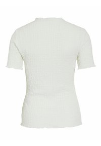 Vit kortärmad topp med en strukturerad, krinklad väv. Den har en rund halsringning och en scallop-formad nederkant för extra detalj.