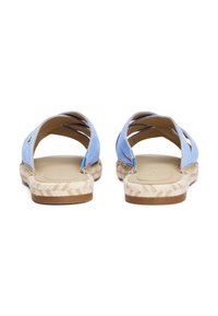 Kék vászon espadrille nyitott háttal és pánttal, szőtt juta talppal és gumitalppal, sima belső résszel és egy kis fémes kiegészítővel.