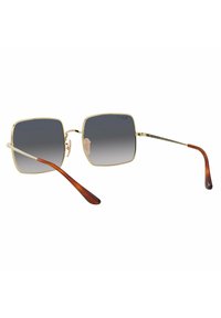 Occhiali da sole quadrati con lenti grigie sfumate, montatura in metallo dorato e braccia in acetato marrone. Dotati di naselli in silicone per un comfort ottimale.