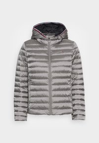 Grijze pufferjack met capuchon, voorzien van een gestikt ontwerp, glanzende afwerking, ritssluiting en een klein logo op de linkerkant van de borst.