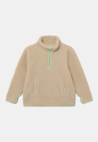 Beiger Fleecepullover mit einer gebürsteten Textur, halbem Reißverschluss, grünen Akzenten und zwei Vordertaschen. Besitzt einen hohen Kragen und Daumenlöcher.