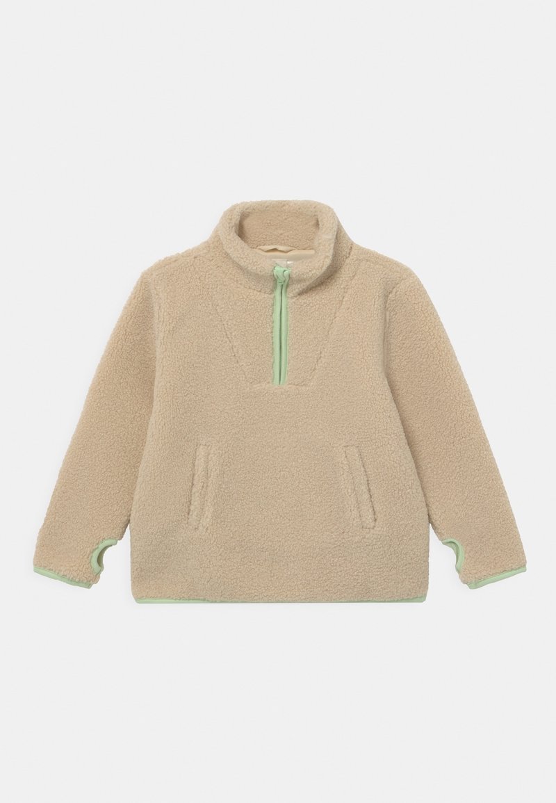 Beiger Fleecepullover mit einer gebürsteten Textur, halbem Reißverschluss, grünen Akzenten und zwei Vordertaschen. Besitzt einen hohen Kragen und Daumenlöcher.