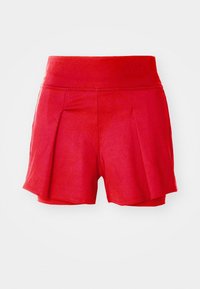 Pantalones cortos rojos con cinturilla elástica ancha, diseño de frente plisado y textura suave. De longitud corta con una capa interior ajustada.
