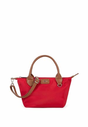 Sac à main rouge avec poignées en cuir marron et bandoulière amovible, écusson rectangulaire avec logo et détails en métal argenté.
