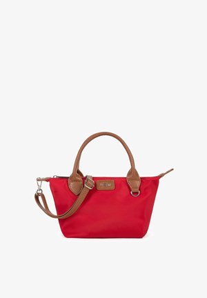 Sac à main rouge avec poignées en cuir marron et bandoulière amovible, écusson rectangulaire avec logo et détails en métal argenté.