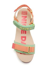 Sandaña de tiras con un diseño en naranja y verde, con correas ajustables, una plantilla acolchada y un estampado de texto que dice "QUE TENGAS UN BUEN DÍA."