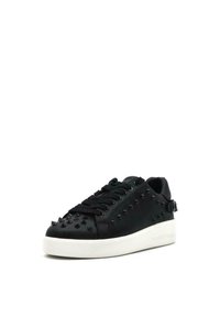 Baskets noires avec détails cloutés, tige en cuir texturé, semelle en caoutchouc blanche, lacets plats, et talon arrière renforcé.