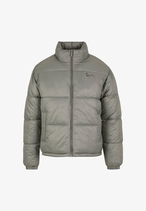 Sivi pufasti jakna s visokim ovratnikom, koja ima prednji zatvarač, kviltani dizajn i elastične manžete. Mali logo na gornjem lijevom dijelu.