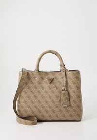 Bolso beige de tela estampada, con asas dobles, una correa desmontable, herrajes dorados y una etiqueta con el logo.