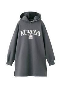 Sudadera gris con capucha que presenta un gran estampado "KUROMI" y un diseño gráfico de un personaje. Tejido suave con mangas largas y aberturas laterales.