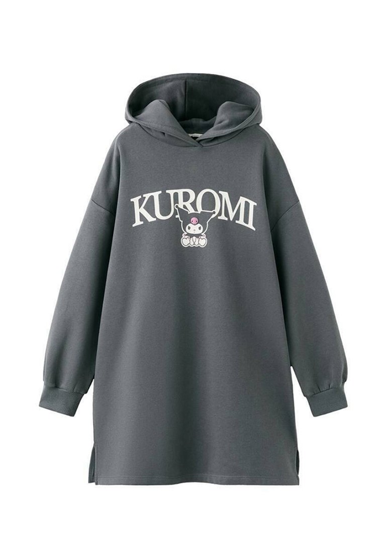 Sudadera gris con capucha que presenta un gran estampado "KUROMI" y un diseño gráfico de un personaje. Tejido suave con mangas largas y aberturas laterales.