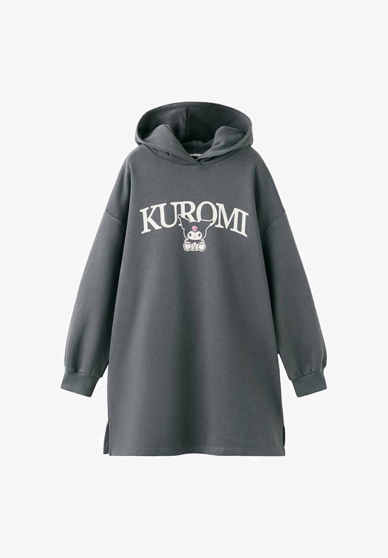Grå huva tröja med stor "KUROMI"-tryck och en grafisk design av en karaktär. Mjukt tyg med långa ärmar och sidospjäll.