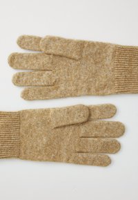 Guantes de punto en un color marrón claro con una textura suave. Cada guante tiene cinco compartimentos para los dedos y puños de muñeca acanalados.