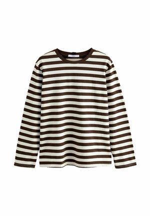 Chemise à manches longues avec des rayures horizontales marron et blanches et un col rond sur un fond uni.