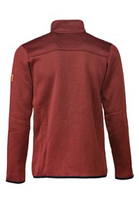 Rote Fleecejacke mit hohem Kragen, langen Ärmeln und strukturierter Oberfläche. Mit einem braunen Etikett am linken Ärmel und marineblauen Akzenten am Saum.