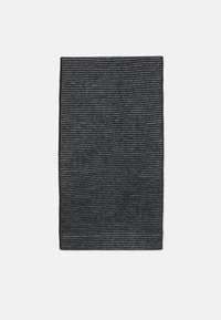 Tessuto a strisce nere e grigie con forma rettangolare, caratterizzato da una superficie texture e leggere variazioni nel motivo.