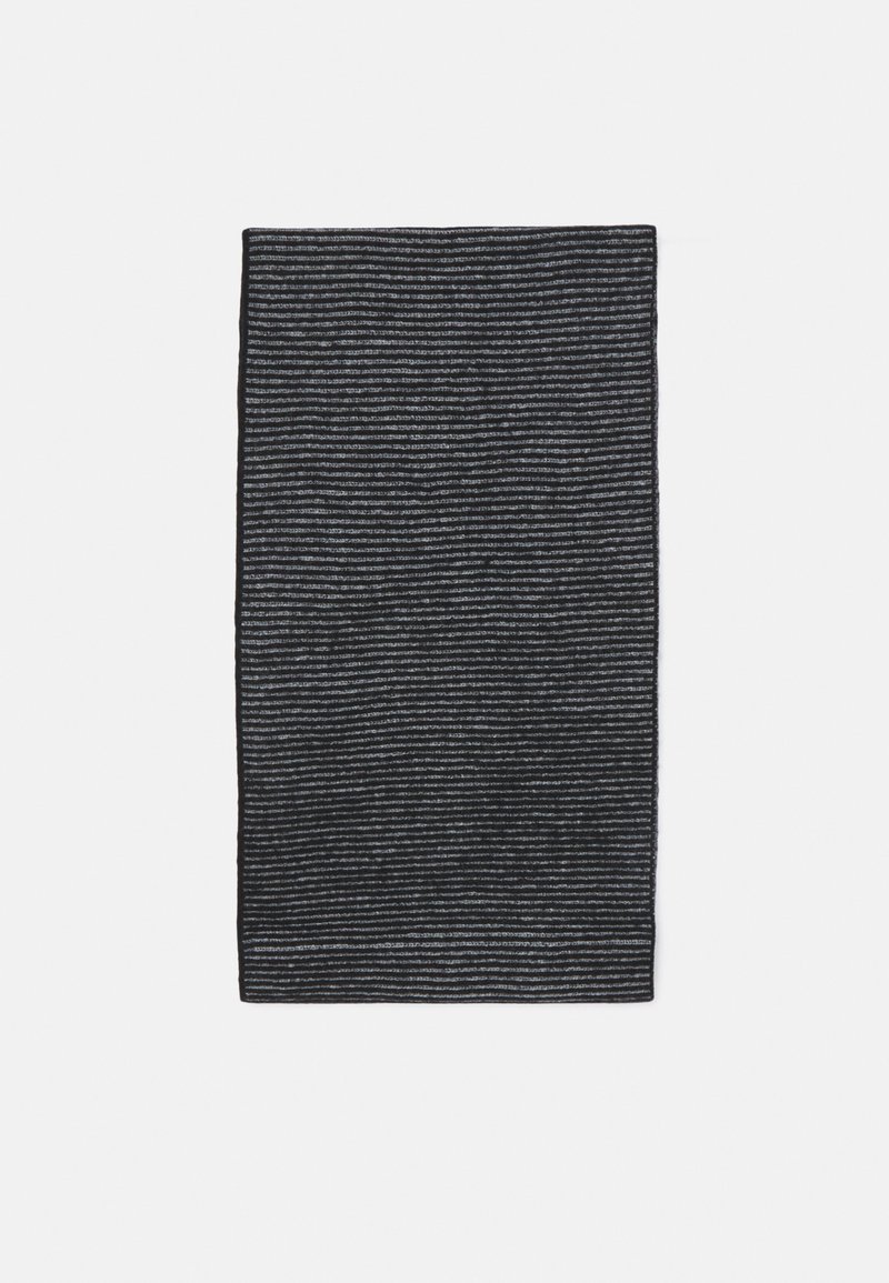 Tessuto a strisce nere e grigie con forma rettangolare, caratterizzato da una superficie texture e leggere variazioni nel motivo.