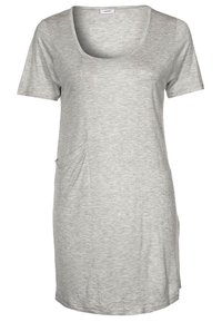 Abito t-shirt grigio chiaro con scollatura rotonda, maniche corte e tasca laterale. Realizzato in un morbido tessuto testurizzato. Taglio casual.