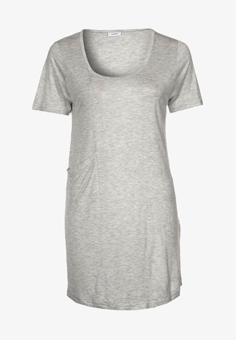 Světle šedé šaty tričkového střihu s kulatým výstřihem, krátkými rukávy a boční kapsou. Vyrobeno z měkké, texturované tkaniny. Volný střih.