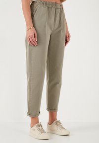 LELA REGULAR FIT - Püksid - light khaki