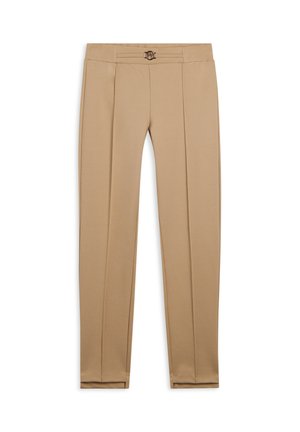 Pantalons en beige clair, design ajusté avec une texture lisse, présentant des plis à l'avant et une boucle métallique décorative à la taille.