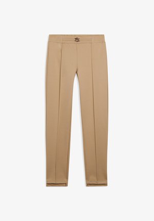 Pantaloni in beige chiaro, design su misura con una texture liscia, dotati di pieghe frontali e una fibbia decorativa in metallo in vita.
