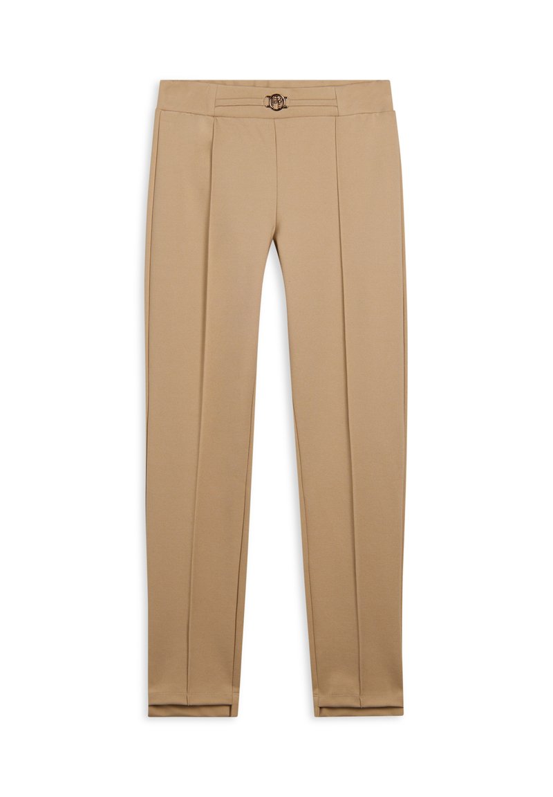 Pantaloni in beige chiaro, design su misura con una texture liscia, dotati di pieghe frontali e una fibbia decorativa in metallo in vita.