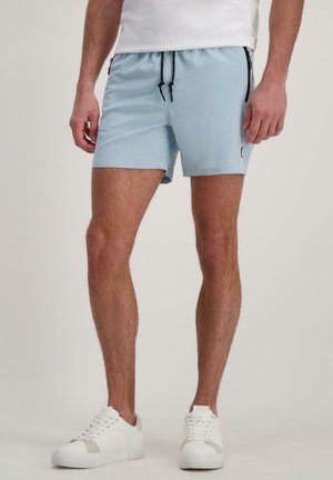 Lichtblauwe shorts van zacht materiaal, met een elastische tailleband en zwarte trekkoorden, en een klein logo-detail aan de zijkant.